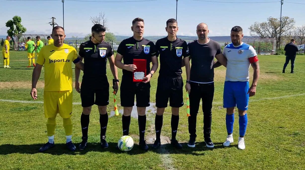 (foto) Arbitrul sibian Adrian Sănăuțanu a pus fluierul în cui după aproape 10 ani de activitate