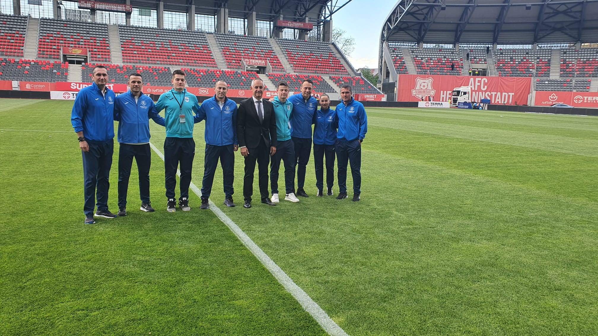 Echipa de fotbal pe terenul de joc