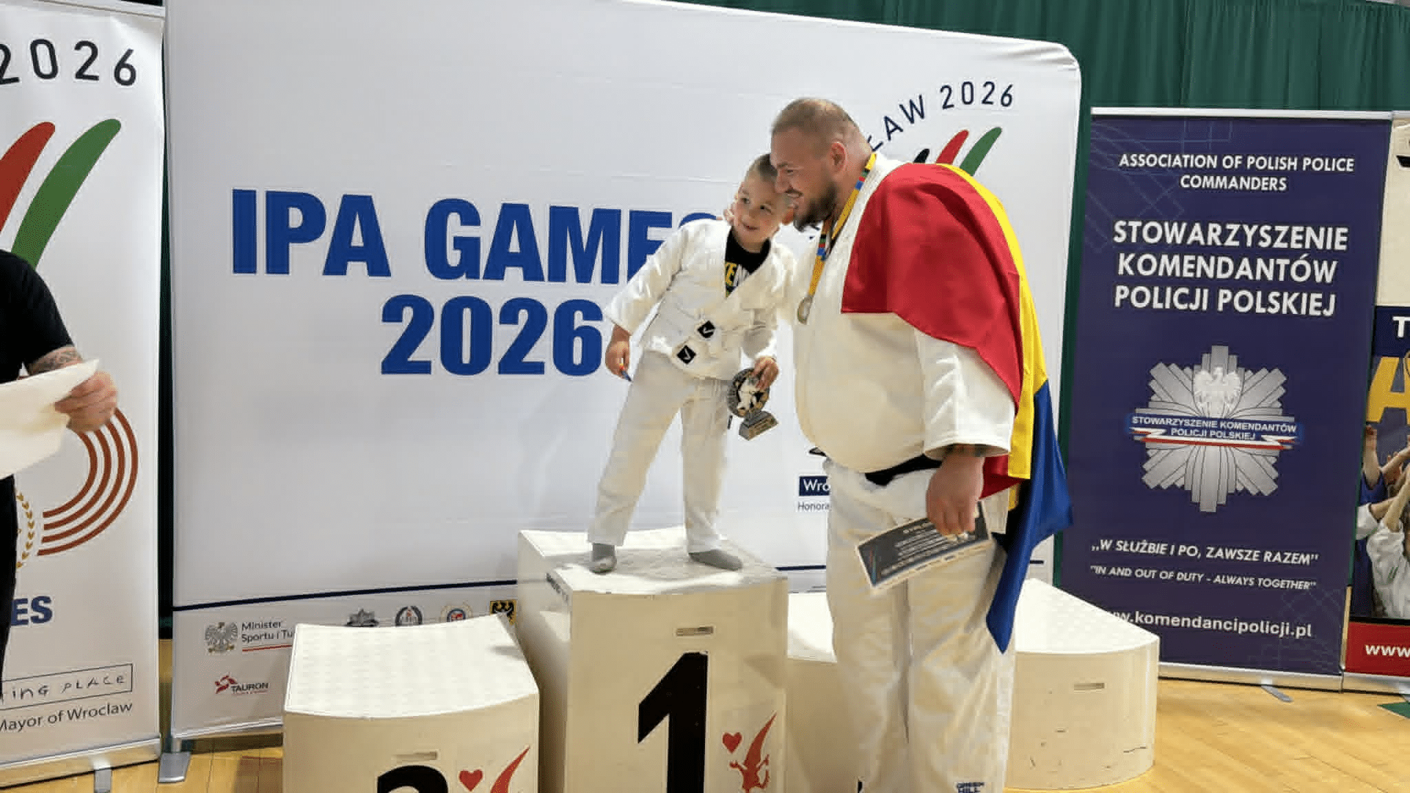 (foto) Emoționant! Daniel Natea a cucerit aurul în Polonia, sub privirile băiețelului său: „Tati, de ce ești așa bun?” (foto) Emoționant! Daniel Natea a cucerit aurul în Polonia, sub privirile băiețelului său: „Tati, de ce ești așa bun?”
