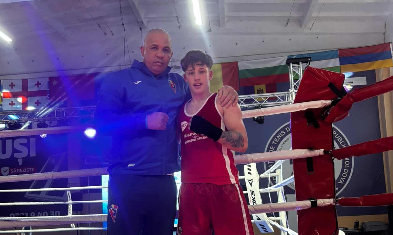(foto) Trei victorii și medalie de aur pentru sibianul Vintilă Daniel la un turneu internațional de box Doi boxeri într-o sală de antrenament