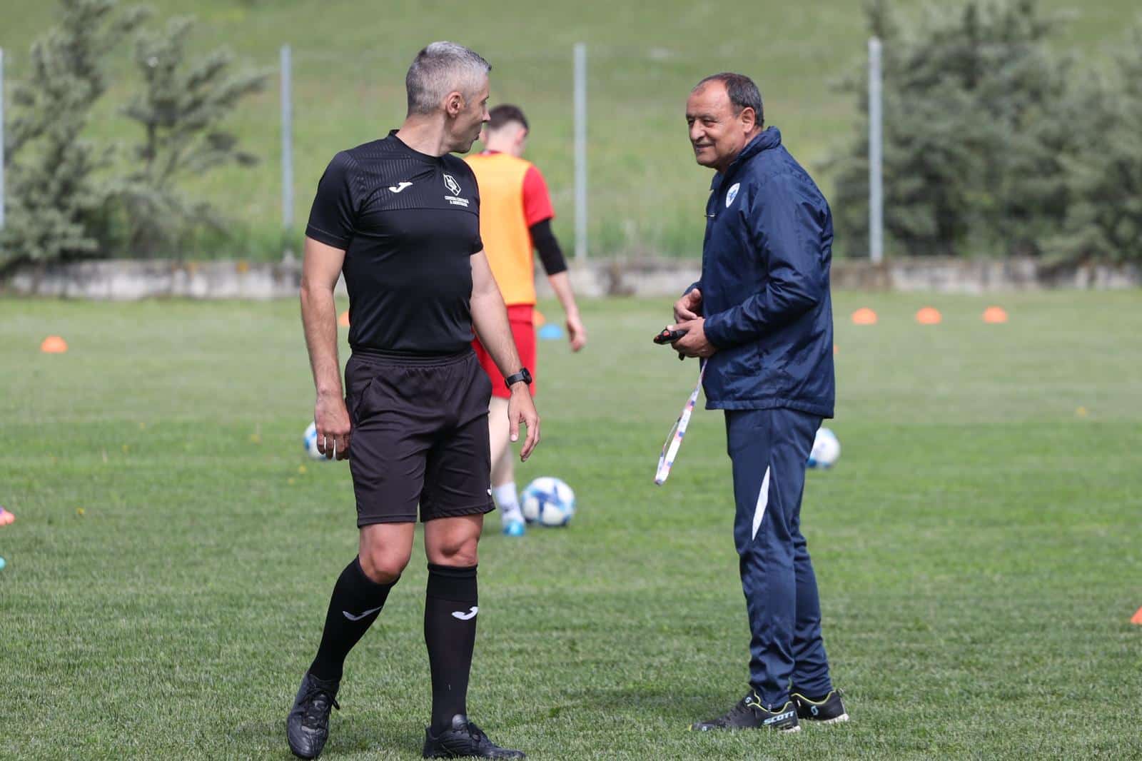 (foto) Radu Petrescu delegat din nou la un meci din Superliga Sibiu Antrenori discutând pe terenul de fotbal