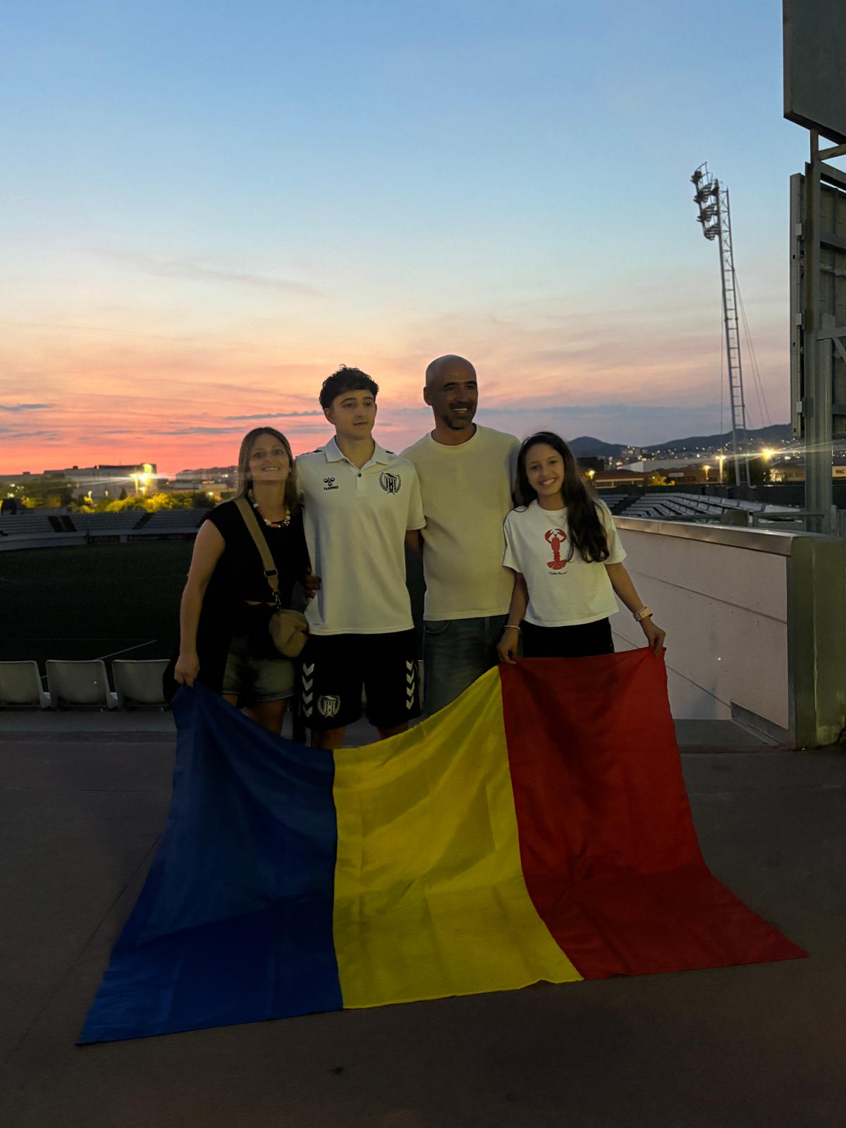 Familie cu steagul României la apus