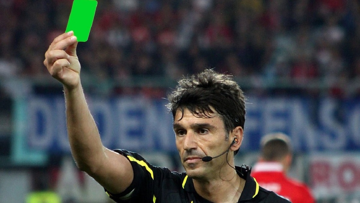 Cartonașul verde în fotbal: ce înseamnă și când poate fi folosit pe teren