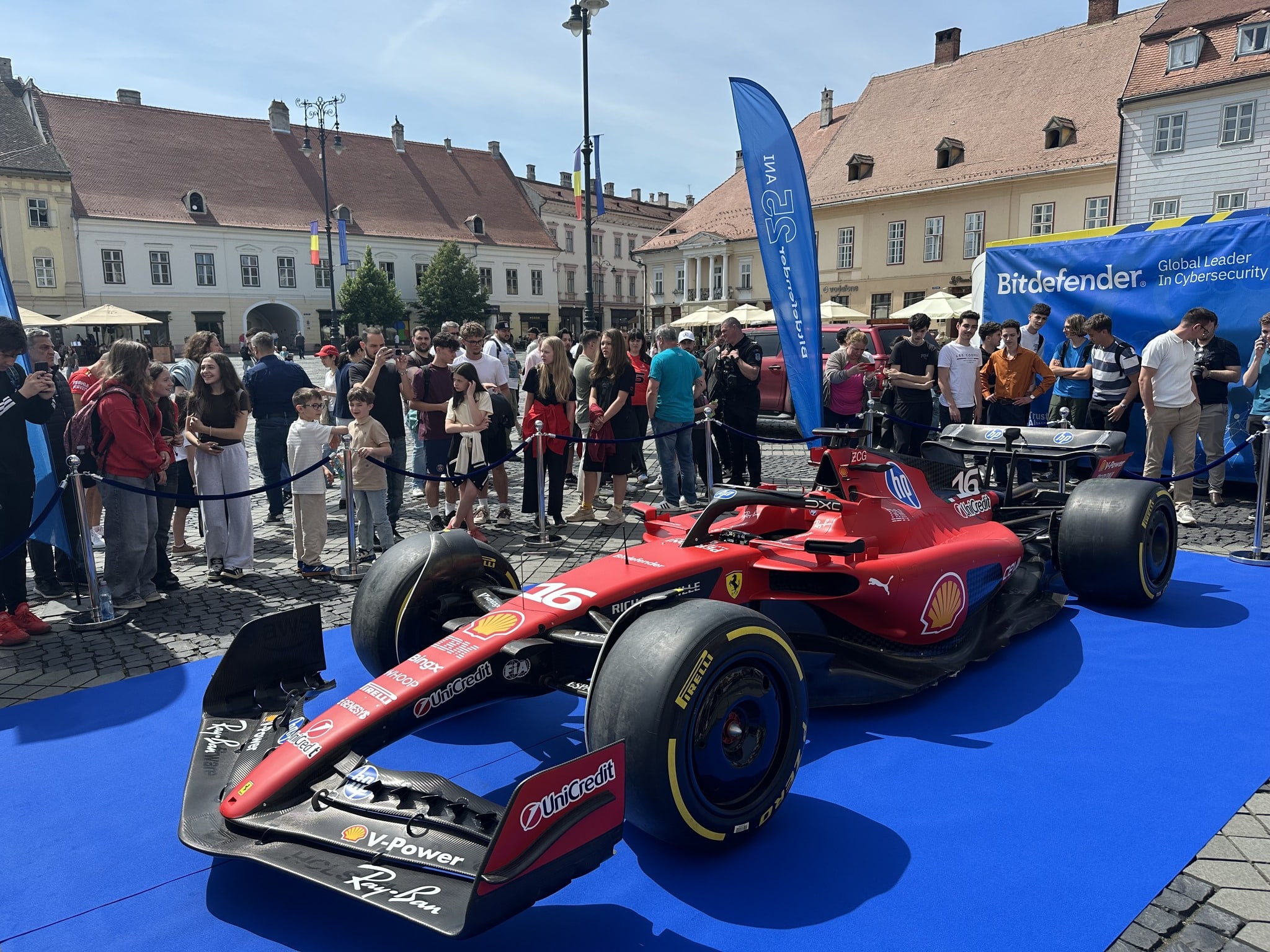 (foto) Monopost Ferrari de Formula 1, expus în Piața Mare din Sibiu