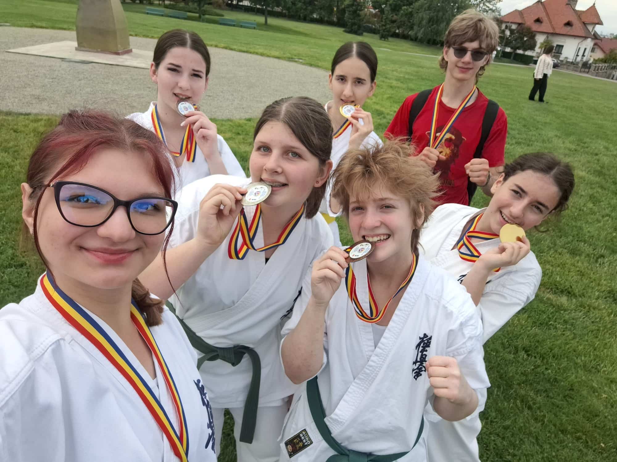 (foto) Weekend de excepție pentru Budosib Dojo Sibiu. Zeci de medalii la două competiții importante