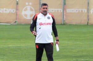 Antrenor pe terenul de fotbal. Marius Baciu antrenor FCSB din Mediaș