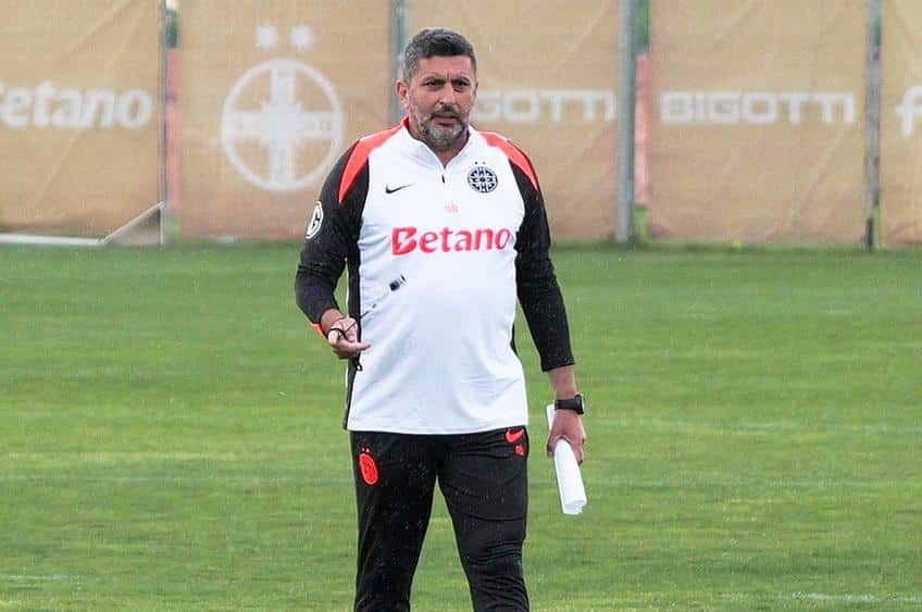 Antrenor pe terenul de fotbal. Marius Baciu antrenor FCSB din Mediaș