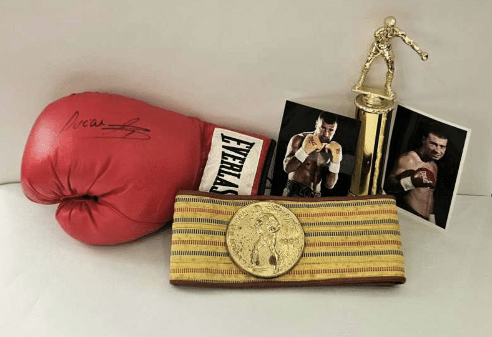 Lucian Bute și-a donat centura de campion și mănușile Muzeului Național de Istorie