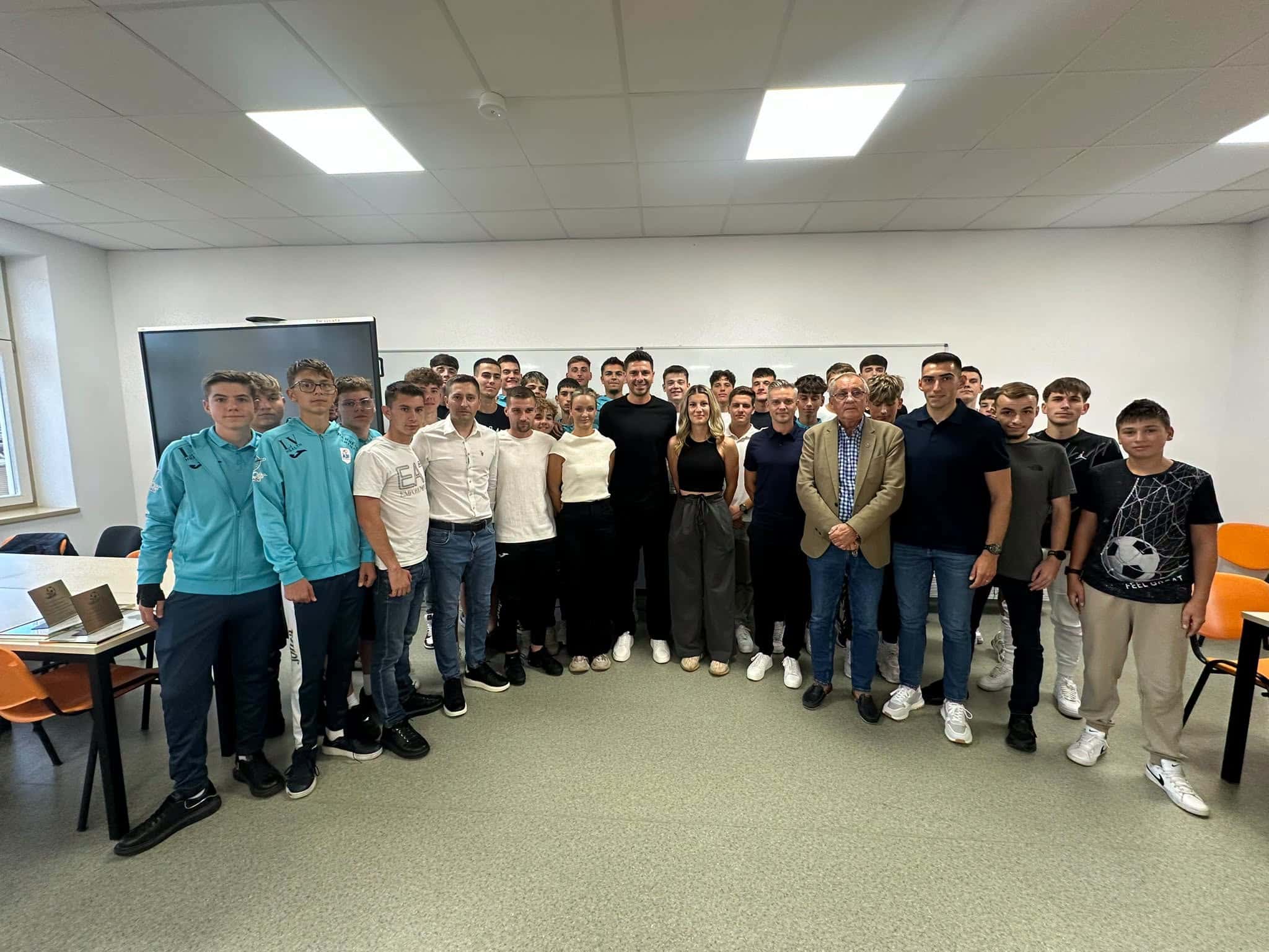 foto / Generațiile arbitrajului sibian, reunite la un eveniment special! Foștii arbitri, premiați în prezența lui Marian Barbu