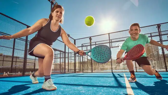 Cum se joacă padel: reguli, punctaj, serviciu și tot ce trebuie să știe un începător