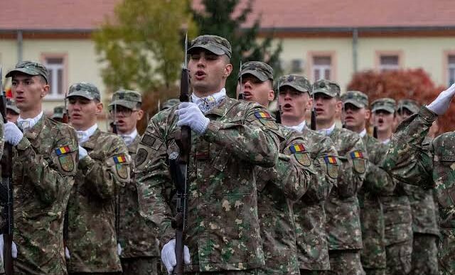 militari uniforma armata